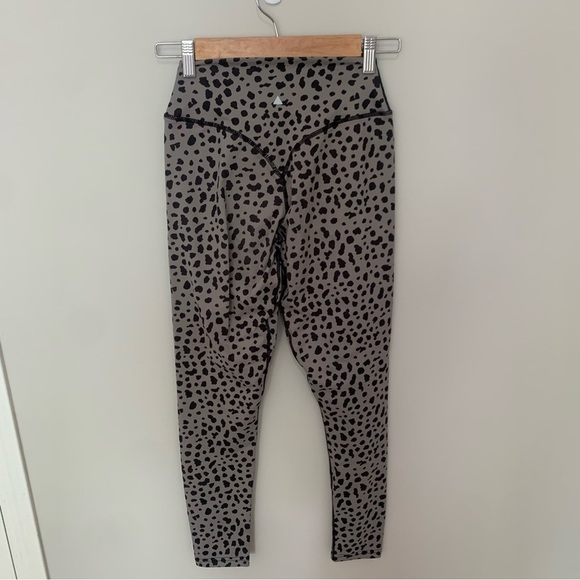 Balance Athletica/ Vitality Ascend Pant Kingdom Collection Snow Leopard Small - Picture 5 of 8